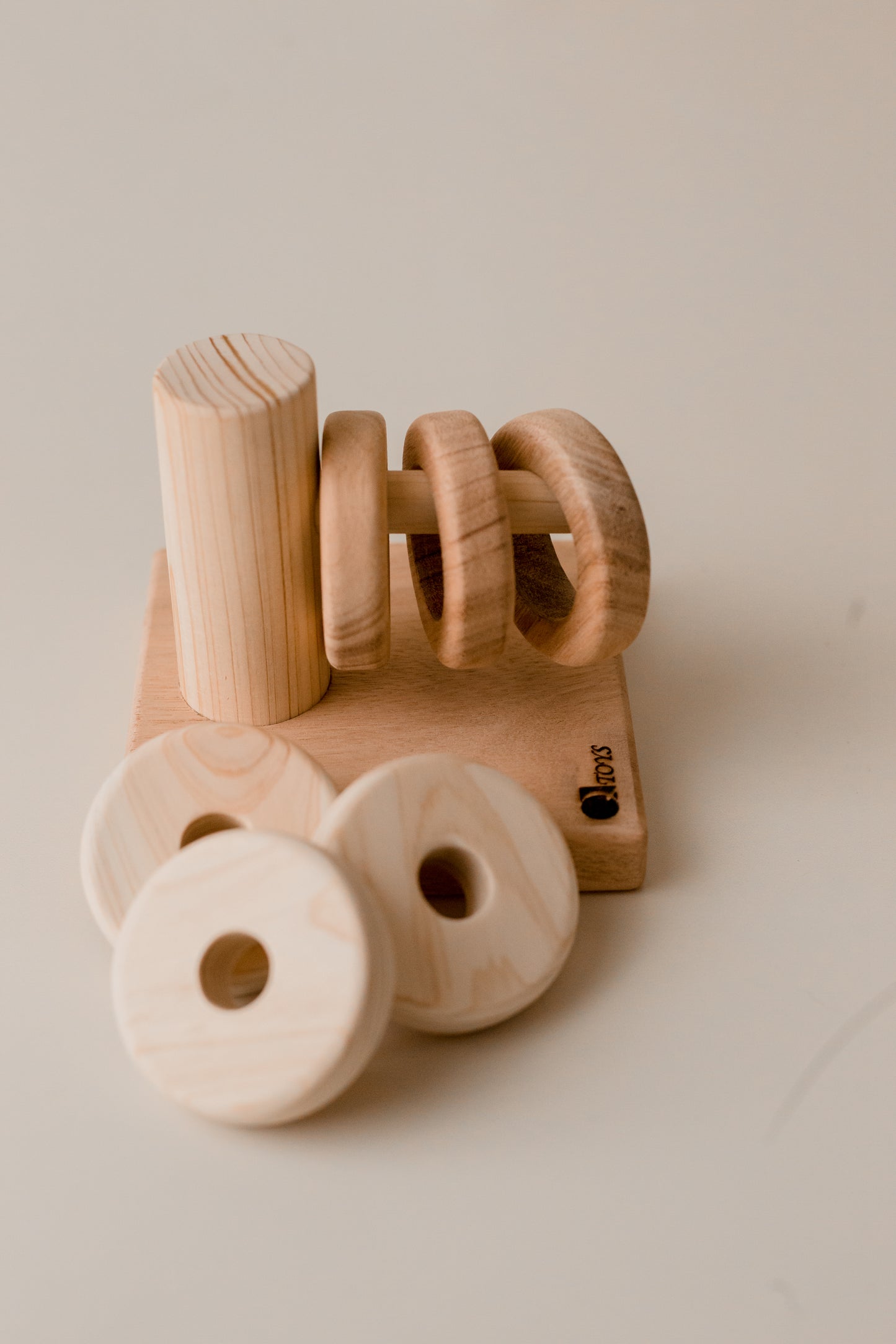 השחלת טבעות אופקית מעץ - Qtoys